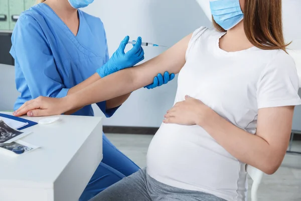 Γιατρός Που Κάνει Ένεση Έγκυο Γυναίκα Στο Νοσοκομείο Κοντινό Πλάνο — Φωτογραφία Αρχείου
