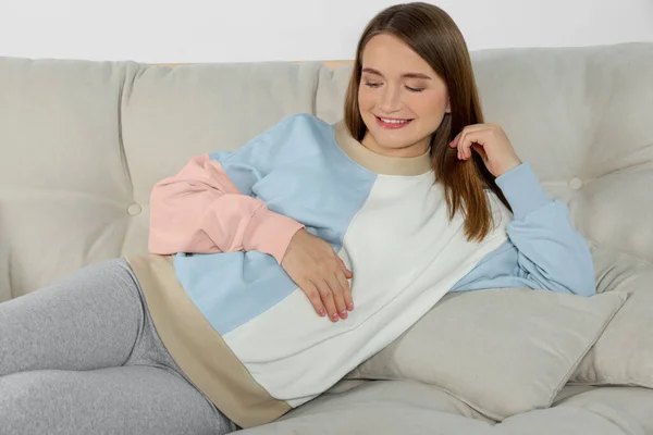 Gelukkig Zwanger Vrouw Liggend Beige Sofa Binnen — Stockfoto