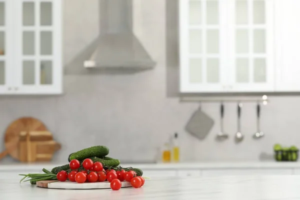 Świeże Czyste Warzywa Białym Stole Kuchni Miejsce Tekst — Zdjęcie stockowe