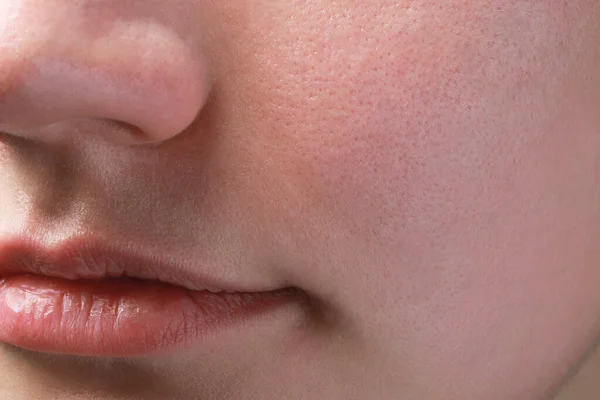 Pandangan Dekat Wanita Dengan Kulit Normal Dan Bibir Yang Indah — Stok Foto