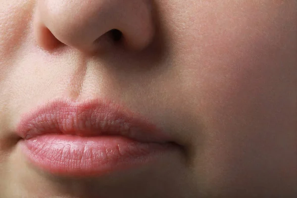 Closeup Άποψη Της Γυναίκας Κανονικό Δέρμα Και Όμορφα Χείλη — Φωτογραφία Αρχείου