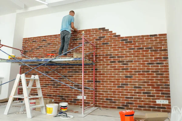 Constructeur Professionnel Coller Des Briques Décoratives Sur Mur Dans Pièce — Photo