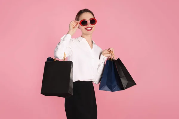 Mujer Joven Feliz Con Bolsas Compras Sobre Fondo Rosa Claro —  Fotos de Stock