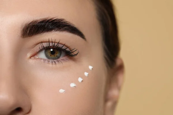 用眼部周围的化妆品包扎着米色背景 文字空间的女人 皮肤护理 — 图库照片