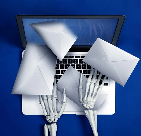 Spam Mailowy Ludzki Szkielet Laptop Wiele Liter Niebieskim Tle Widok — Zdjęcie stockowe