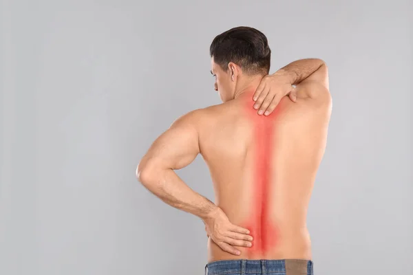 Hombre Que Sufre Dolor Espalda Sobre Fondo Gris Claro —  Fotos de Stock