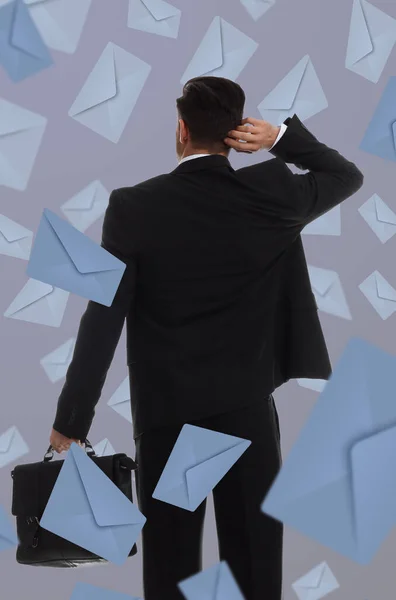 Mail Spam Verwirrter Mann Und Viele Buchstaben Auf Farbigem Hintergrund — Stockfoto