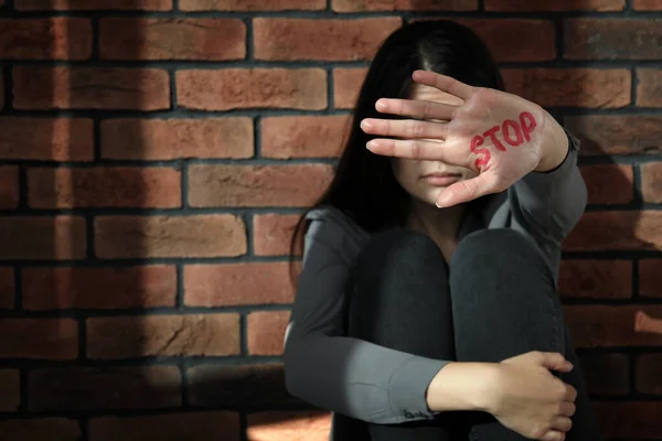 家庭内暴力の概念 彼女の顔を隠している女性は 書かれた言葉で手に焦点を当てる停止 — ストック写真