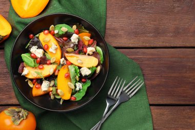 Tahta masa üzerinde nefis hurma salatası ve çatallar, düz yatak. Metin için boşluk