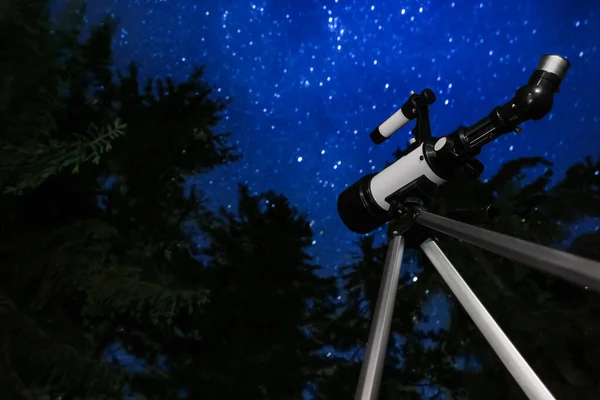 Modern Teleskop Natten Utomhus Låg Vinkel Att Lära Sig Astronomi — Stockfoto