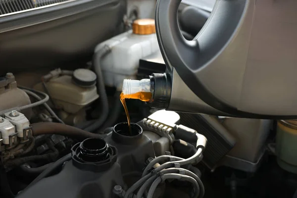 Wlewanie Oleju Silnikowego Silnika Samochodowego Zbliżenie — Zdjęcie stockowe
