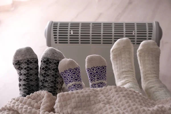 Οικογενειακή Θέρμανση Πόδια Κοντά Ηλεκτρικό Θερμαντήρα Στο Σπίτι Closeup — Φωτογραφία Αρχείου