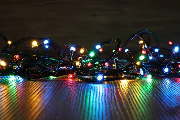 Hermosas Luces Navidad Coloridas Mesa Madera —  Fotos de Stock