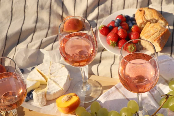 Ποτήρια Από Νόστιμο Ροζέ Κρασί Και Φαγητό Λευκή Κουβέρτα Πικνίκ — Φωτογραφία Αρχείου