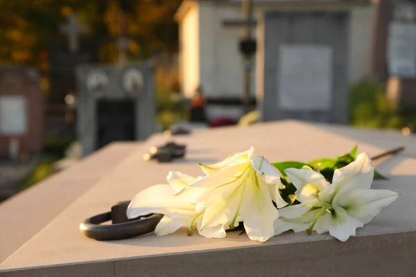 Λευκά Κρίνα Ταφόπλακα Εξωτερικούς Χώρους Χώρος Για Κείμενο Τελετή Κηδείας — Φωτογραφία Αρχείου