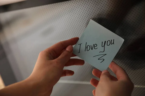 台所のオーブンのドアの近くに私はあなたを愛していると言っ付箋を持つ女性 クローズアップ ロマンチックなメッセージ — ストック写真