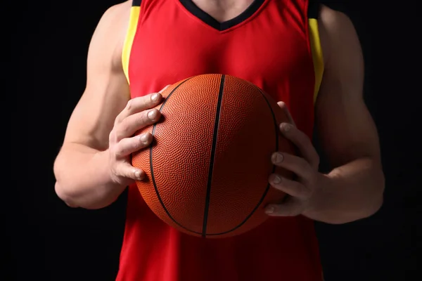 Athletischer Mann Mit Basketballkorb Auf Schwarzem Hintergrund Nahaufnahme — Stockfoto
