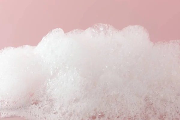 Flauschiger Badeschaum Auf Rosa Hintergrund Nahaufnahme — Stockfoto