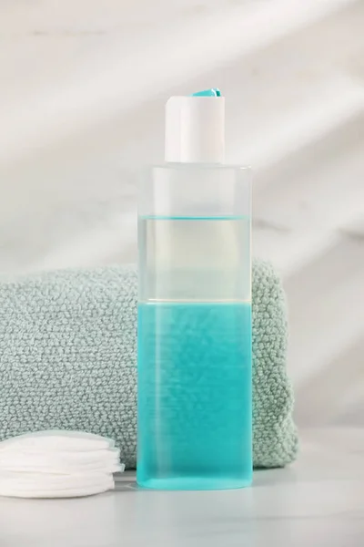 Botella Agua Micelar Toallas Almohadillas Algodón Sobre Mesa Blanca Sobre —  Fotos de Stock