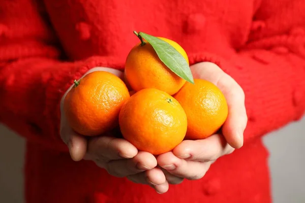 Woman Red Pullover Holding Fresh Tangerines Closeup — Stock Photo, Image