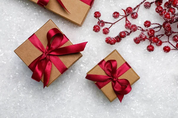 Cajas Regalo Ramas Decorativas Sobre Nieve Artificial Planas Celebración Navidad —  Fotos de Stock
