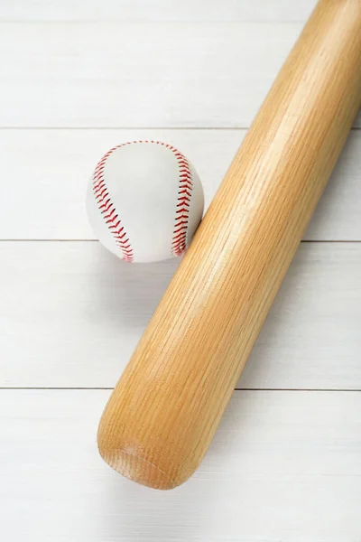 Baseball Bat Piłka Białym Drewnianym Stole Powyżej Widok Sprzęt Sportowy — Zdjęcie stockowe