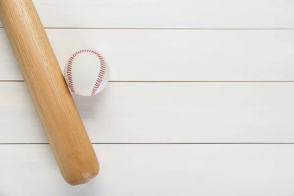 Baseball Bat Piłka Białym Drewnianym Stole Widok Góry Miejsca Tekst — Zdjęcie stockowe