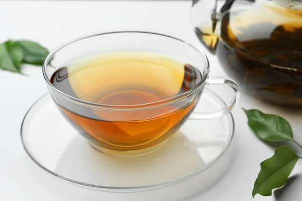 Frischer Grüner Tee Glasschale Mit Untertasse Und Blättern Auf Weißem — Stockfoto