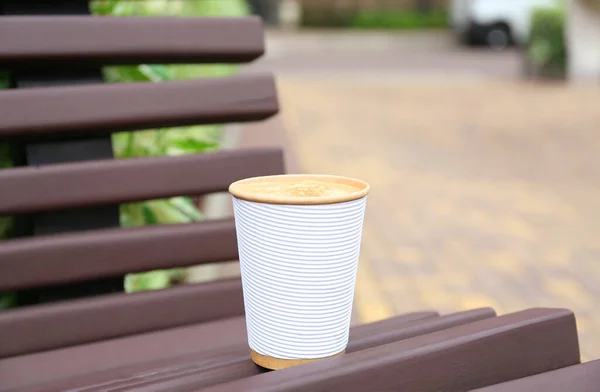 Paper Cup Coffee Wooden Bench Outdoors Takeaway Drink — Foto de Stock
