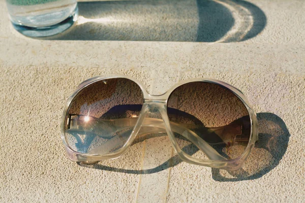 Stylowe Okulary Przeciwsłoneczne Kamiennej Powierzchni Zbliżenie Akcesoria Plażowe — Zdjęcie stockowe