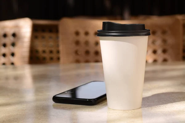 Takeaway Φλιτζάνι Καφέ Και Smartphone Μπεζ Τραπέζι Στο Καφέ — Φωτογραφία Αρχείου
