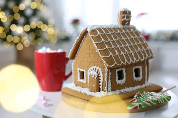 Schöne Lebkuchenhaus Mit Zuckerguss Auf Weißem Tisch Innen Dekoriert — Stockfoto