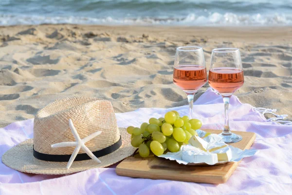Copas Con Vino Rosa Aperitivos Para Picnic Playa Orillas Del — Foto de Stock