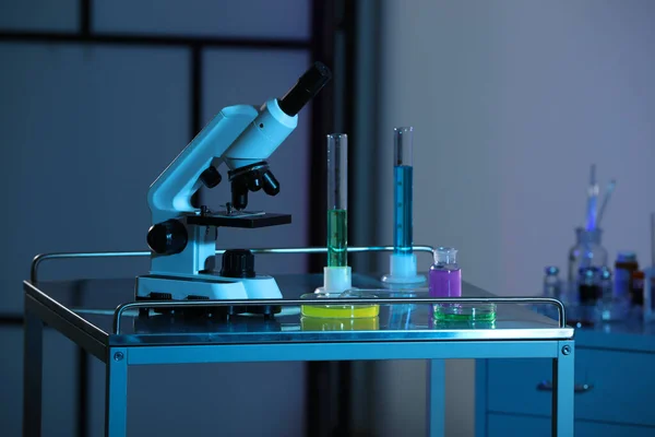 Современный Микроскоп Посуда Красочными Жидкостями Металлическом Столе Лаборатории — стоковое фото