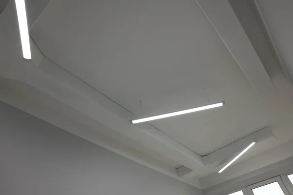 Plafond Avec Lumières Modernes Dans Une Chambre Rénovée — Photo