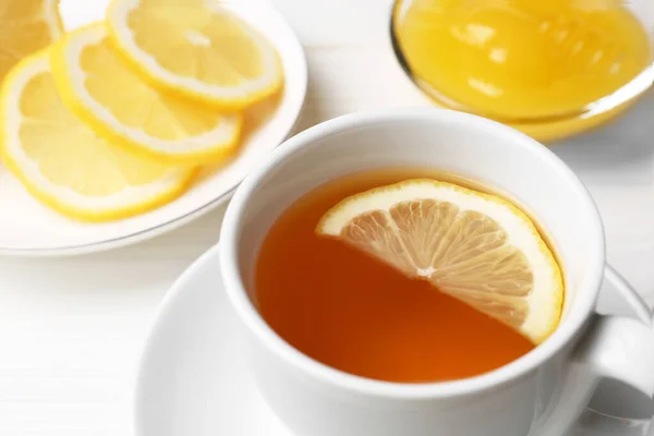 Чашка Вкусным Иммунитетом Повышая Чай Лимон Мед Белом Деревянном Столе — стоковое фото
