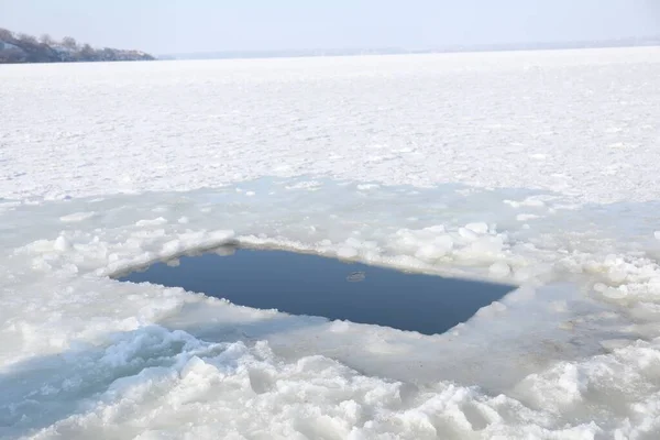 Ледяная Яма Реке Зимний День Ритуал Крещения — стоковое фото