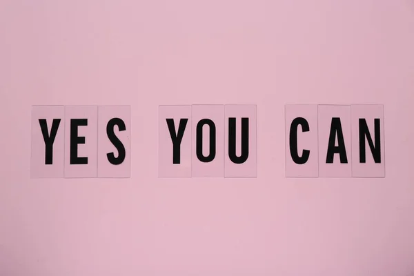 Fráze Yes You Can Plastic Letters Pink Background Top View — Stock fotografie