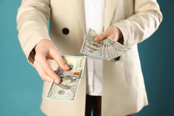 Vrouw Met Dollarbiljetten Turquoise Achtergrond Close Geldwisselingsconcept — Stockfoto