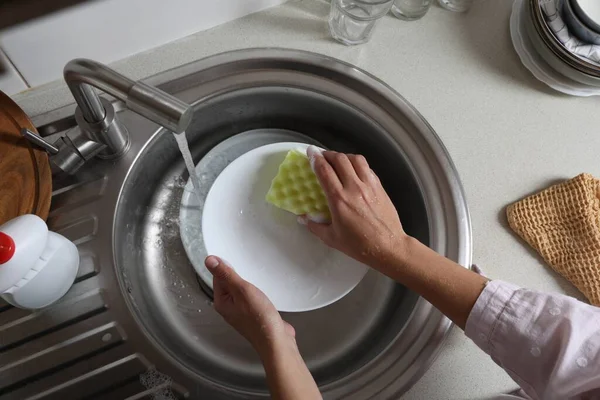Wanita Mencuci Piring Wastafel Dapur Atas Pandangan — Stok Foto