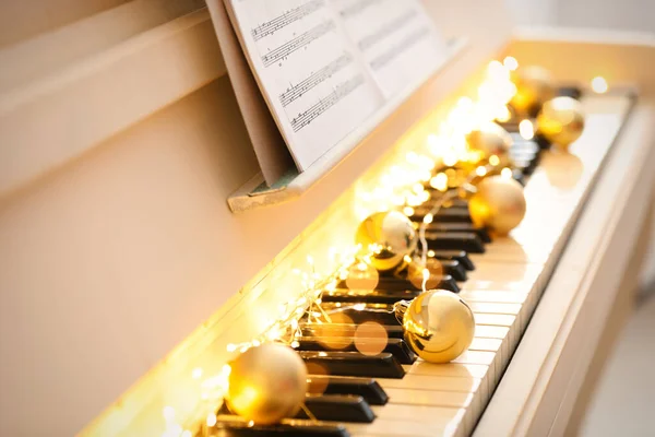 Arany Baubles Tündér Fények Zongora Kulcsok Közelkép Karácsonyi Zene — Stock Fotó