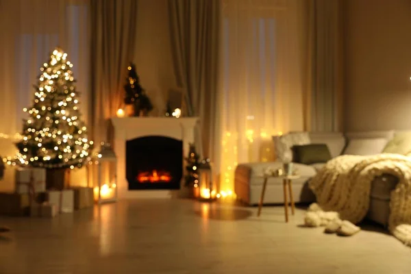 在漂亮的壁炉前 挂着圣诞树的时髦客厅里 模糊的视野 — 图库照片