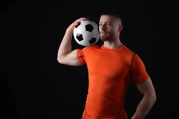 Sportlicher Junger Mann Mit Fußball Auf Schwarzem Hintergrund — Stockfoto