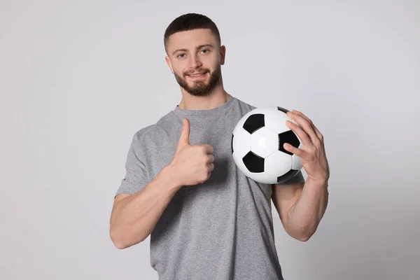 Sportlicher Junger Mann Mit Fußballball Zeigt Daumen Nach Oben Auf — Stockfoto