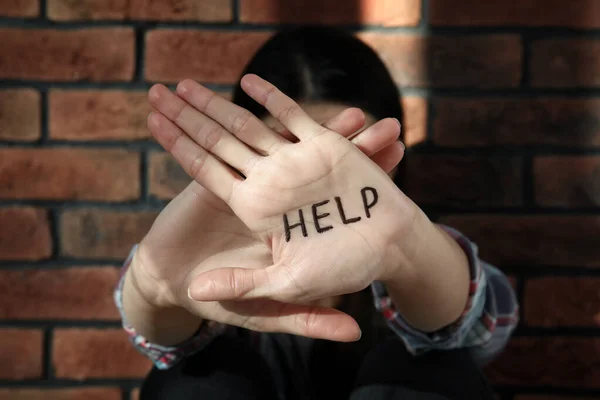 Häusliche Gewalt Frau Versteckt Ihr Gesicht Konzentriert Sich Auf Hände — Stockfoto