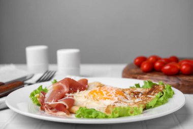 Beyaz fayanslı masada servis edilen yumurtalı leziz krep. Breton galeti