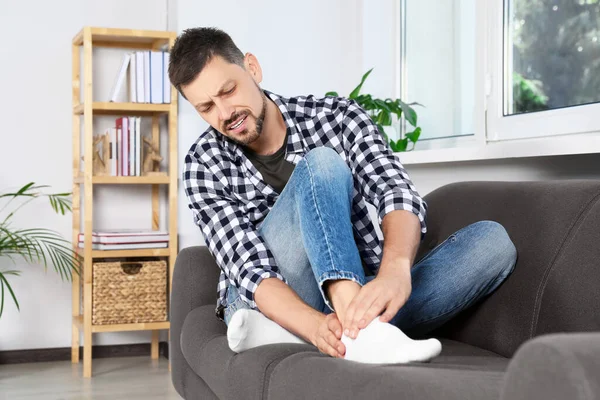 Mann Leidet Unter Schmerzen Bein Auf Sofa Hause — Stockfoto