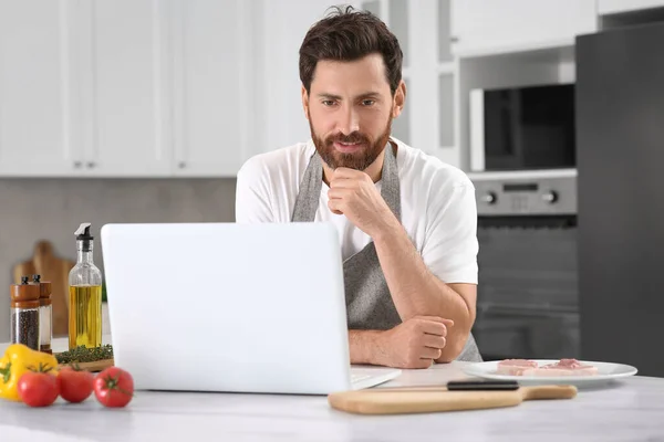 Adam Mutfakta Dizüstü Bilgisayarla Yemek Pişirirken Yemek Yapıyor — Stok fotoğraf