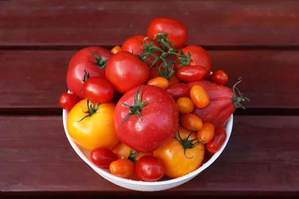 Miska Świeżymi Pomidorami Drewnianym Stole Widok Góry — Zdjęcie stockowe