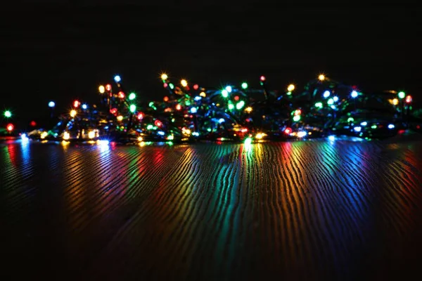 Όμορφα Πολύχρωμα Χριστουγεννιάτικα Φώτα Ξύλινο Τραπέζι Χώρος Για Κείμενο — Φωτογραφία Αρχείου